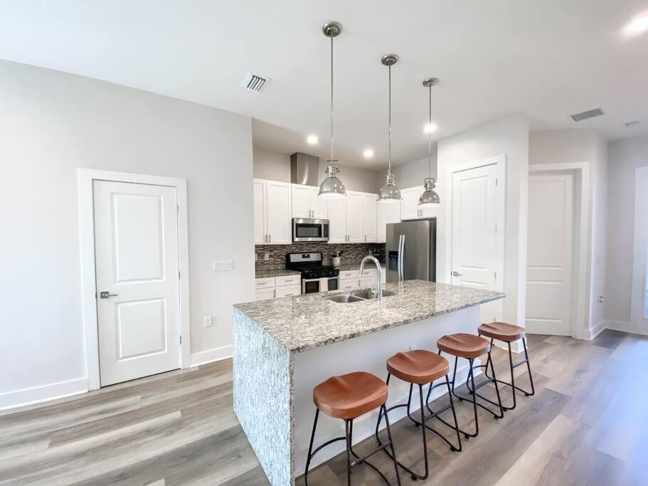 Brand New 3 Bedroom Near / Wi-fi / Parking