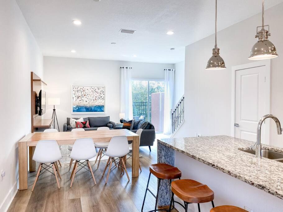 Brand New 3 Bedroom Near / Wi-fi / Parking Orlando