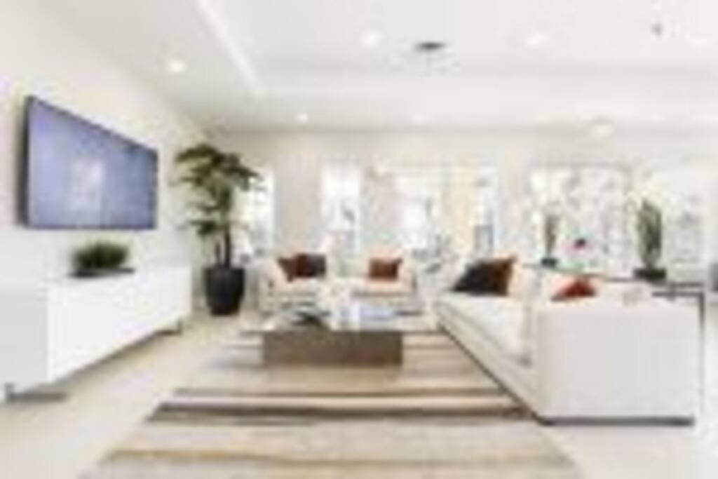 Ferienhaus Brand New 3 Bedroom Near / Wi-fi / Parking *