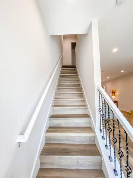Brand New 3 Bedroom Near / Wi-fi / Parking *