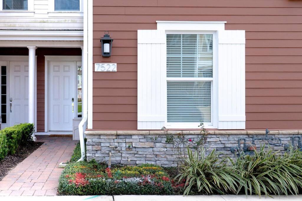 Brand New 3 Bedroom Near / Wi-fi / Parking *