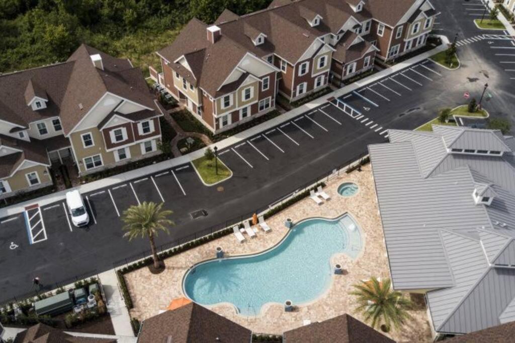 Brand New 3 Bedroom Near / Wi-fi / Parking Orlando