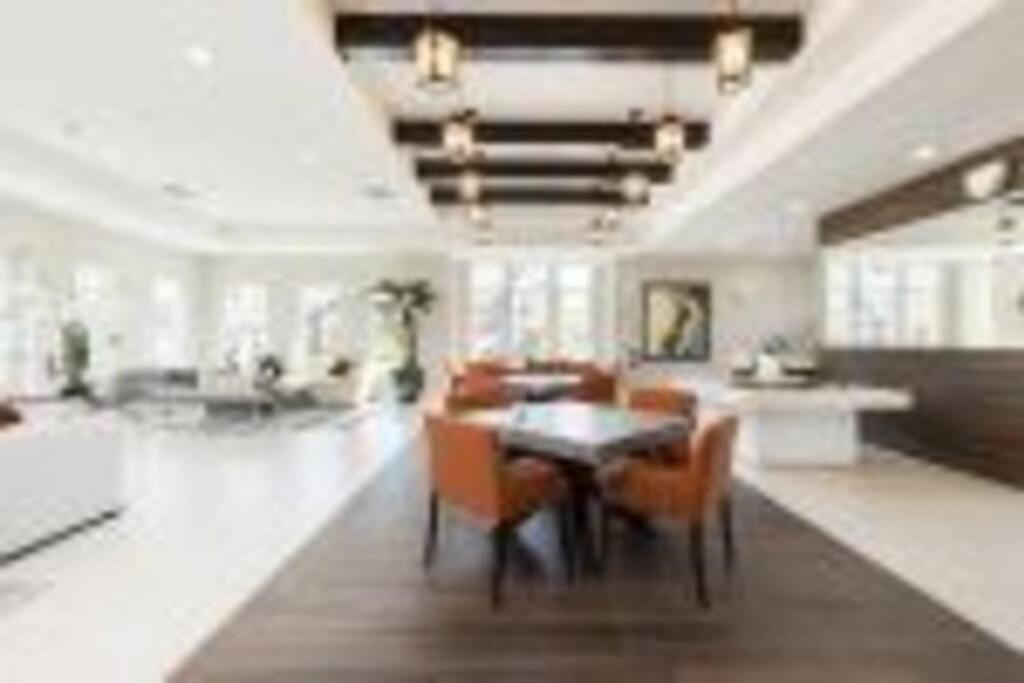 Brand New 3 Bedroom Near / Wi-fi / Parking *