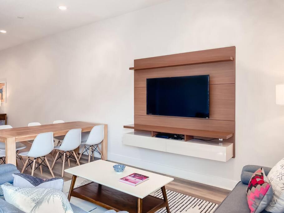 Brand New 3 Bedroom Near / Wi-fi / Parking *
