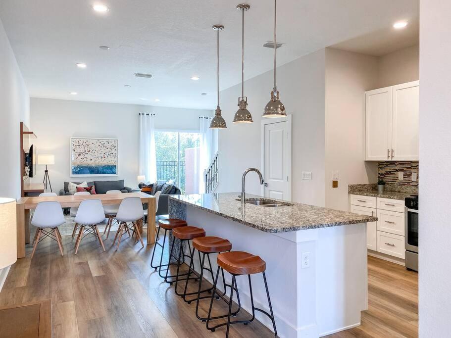 Ferienhaus Brand New 3 Bedroom Near / Wi-fi / Parking
