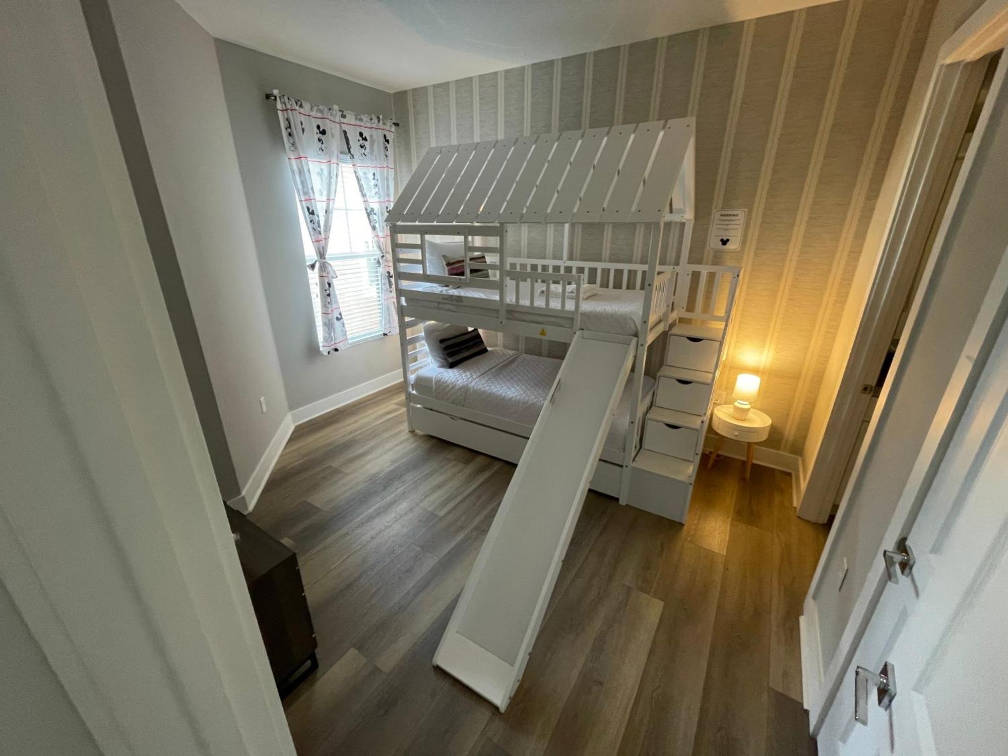 Brand New 3 Bedroom Near / Wi-fi / Parking Ferienhaus